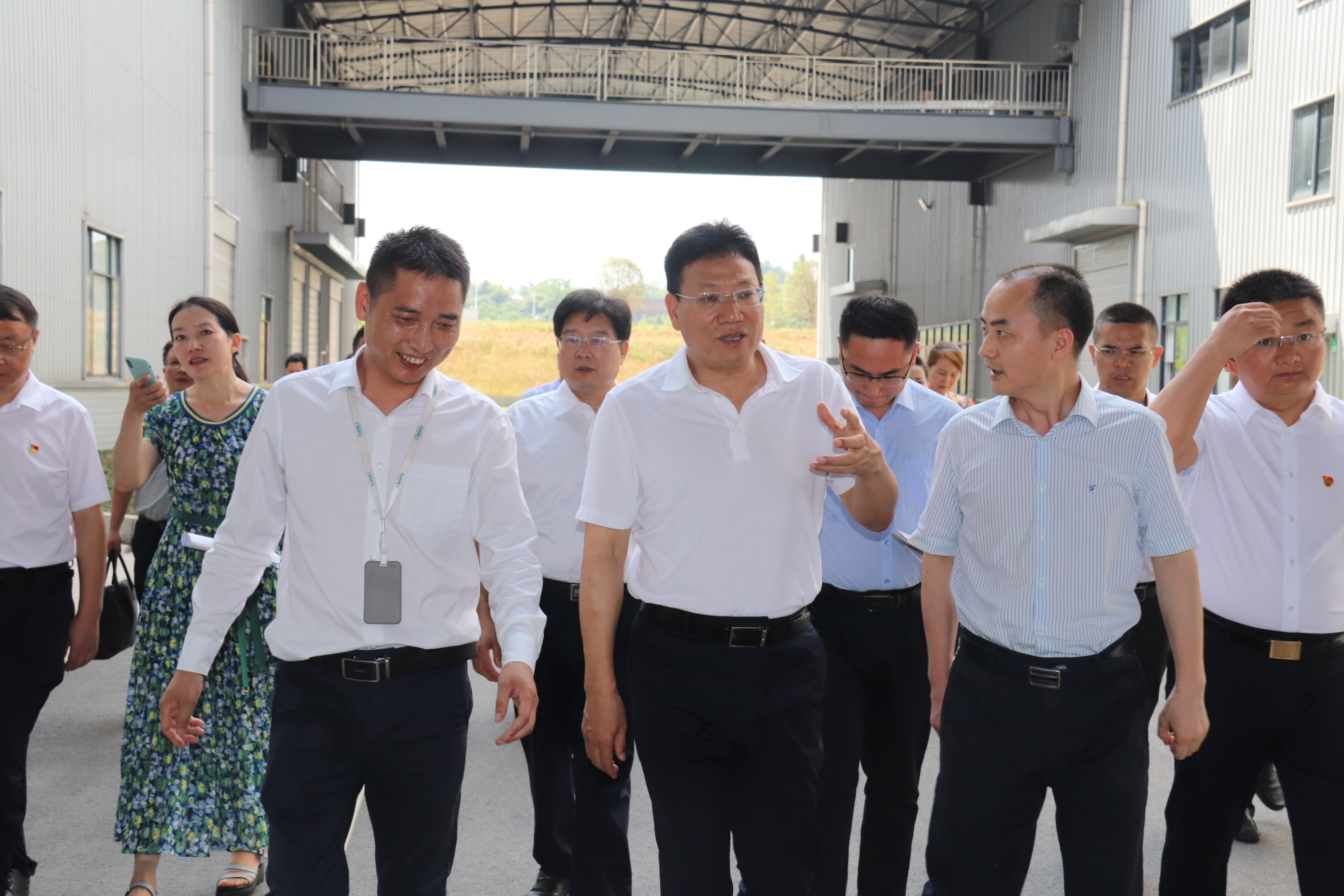 中共邵陽(yáng)市委委員、常委、副書(shū)記華學(xué)健等來(lái)我公司進(jìn)行了參觀調(diào)研