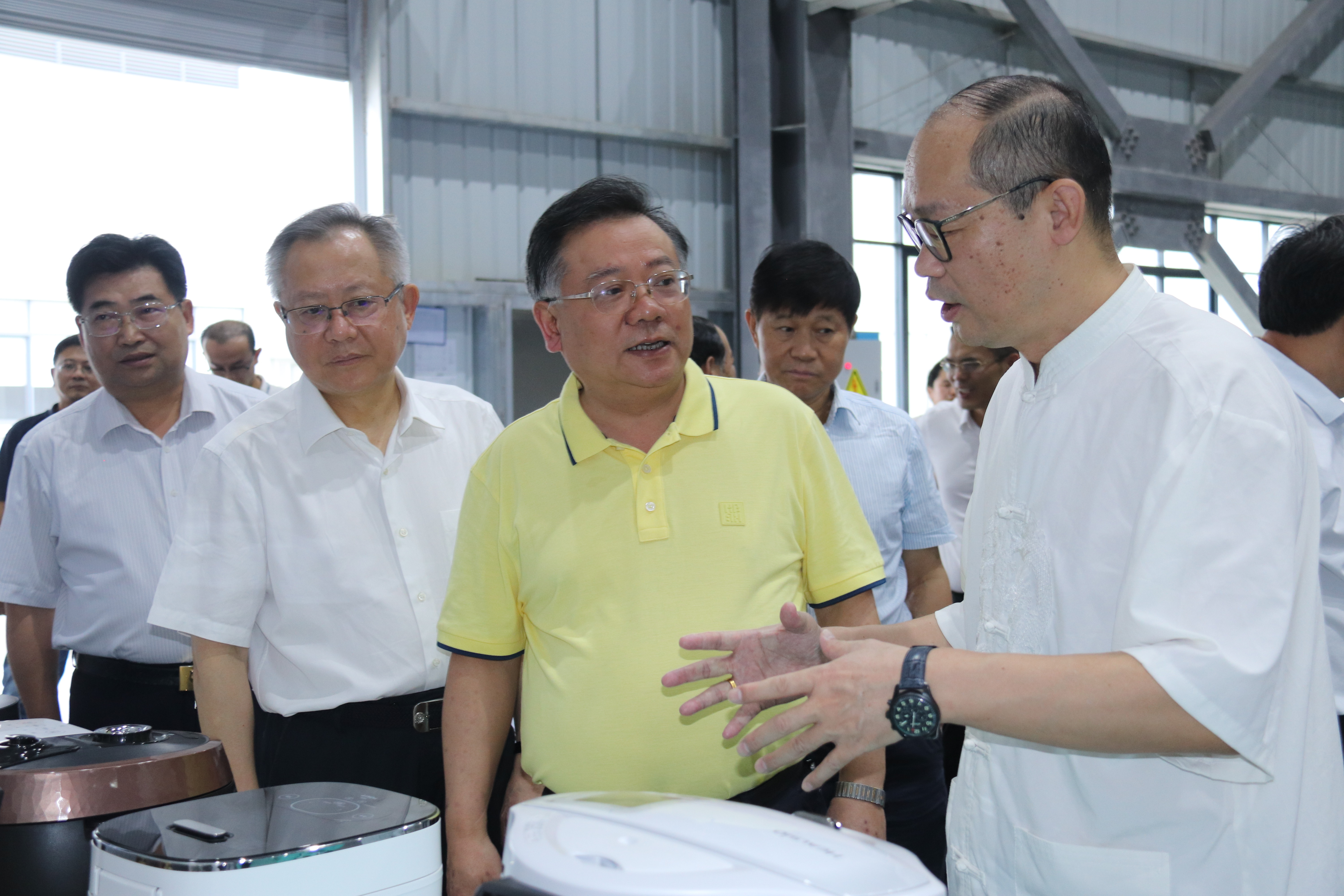 湖南省政協(xié)黨組成員、副主席易鵬飛等省政協(xié)赴邵陽經(jīng)開區(qū)zoty中欧体育官方网站產(chǎn)業(yè)項(xiàng)目調(diào)研團(tuán)一行